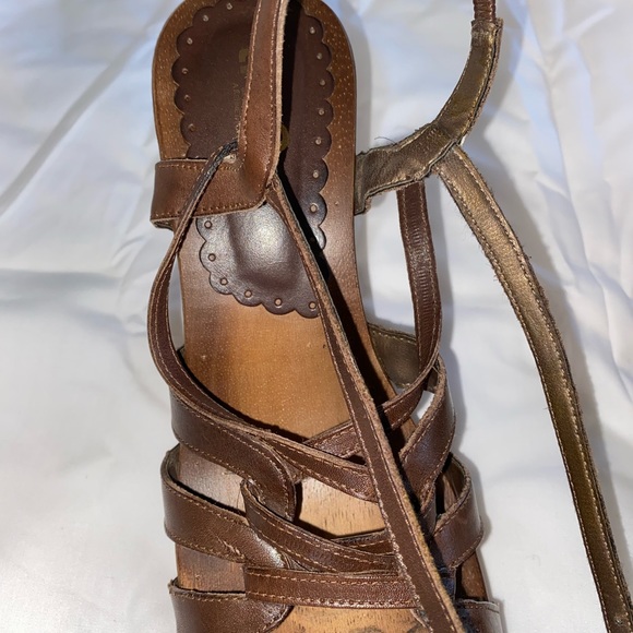Tribeeca by Kenneth Cole Production Brown Wedges. Size 8 - Picture 5 of 7